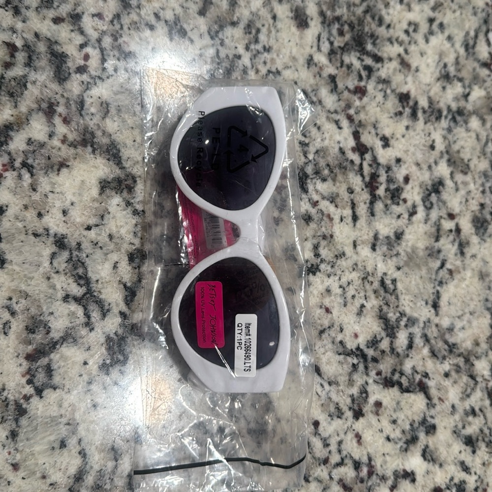 NWT Betsey Johnson Sunnies